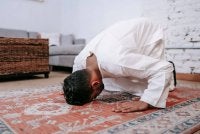 TIDAK dibenarkan untuk menghentikan solat fardu walaupun dipanggil ibu bapa melainkan kecemasan atau darurat. 
