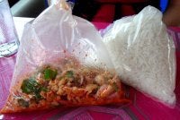 DIBOLEHKAN untuk membungkus makanan di majlis seperti kenduri kahwin jika dibenarkan tuan rumah.