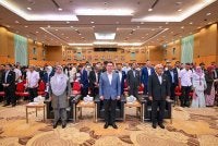 Kor Ming (tengah) bersama 350 pemegang taruh KPKT pada sesi libat urus. 