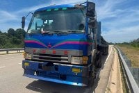 Treler membawa besi bar antara yang disita dalam Ops Rentas Sempadan. FOTO: FB JPJ Pahang