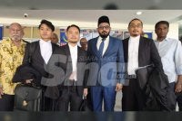 Syed Imran (tiga dari kanan) dan barisan peguamnya hadir ke Mahkamah Sesyen Shah Alam pada Isnin. Foto: NOOR AZLIDA ALIMIN.