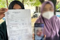 Mangsa dan ibunya menunjukkan laporan polis yang dibuat bagi mengambil tindakan saman. Foto SINAR HARIAN/ ADILA SHARINNI WAHID