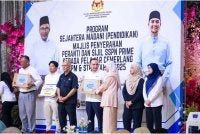 Ahmad Farhan menyampaikan Serahan Peranti Siswa dan Sijil SSPN Prime kepada salah seorang pelajar Cemerlang SPM 2025 Peringkat Negeri Pahang 2026 di sini pada Isnin. Foto FB AHMAD FARHAN