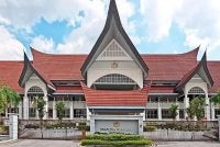 Mahkamah Tinggi pada Isnin menolak saman pemula yang difailkan oleh Kerajaan Negeri Sembilan bagi mendapatkan perintah pengosongan serta-merta Balai dan Kediaman Rasmi Undang Rembau serta Undang Sungei Ujong.