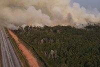 Asap tebal menyelubungi sekitar kawasan Pengerang berikutan ladang di jalan bypass Punggai-Sebana Cove terbakar sejak pagi tadi.