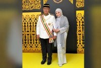 Mohd Sumali (kiri) dikurniakan Darjah Cemerlang Seri Melaka yang membawa gelaran Datuk Wira. Foto: FB Mohd Sumali
