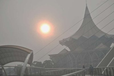 Keadaan di Sarawak dikaitkan dengan jerebu rentas sempadan susulan kebakaran hutan dan tanah di Kalimantan, Indonesia. Foto Bernama
