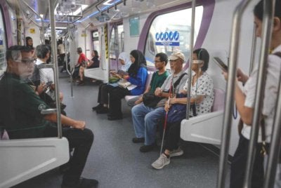 Walaupun sudah berbayar, LRT3 masih membantu orang ramai menjimatkan kos minyak, tol dan parkir. Foto Bernama