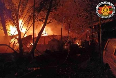 Keadaan kebakaran tiga rumah di Kampung Kasipillay Sentul, awal pagi Isnin. Foto JBPM Kuala Lumpur 