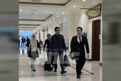 Dr Wan Syuhaila (kiri) bersama pasukannya diirigi peguam Mohd Syarulnizam (kanan) di Mahkamah Koroner, Kota Kinabalu.