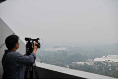 Tinjauan di sekitar Kuching mendapati bandar raya tersebut diselubungi jerebu dengan bacaan IPU 176 - Foto: Bernama