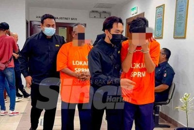 Dua daripada lima individu yang ditahan SPRM pada Jumaat lalu berhubung kes salah guna kuasa dalam urusan pelupusan tanah milik sebuah agensi kerajaan di Pulau Pinang, disambung reman selama tiga hari lagi.