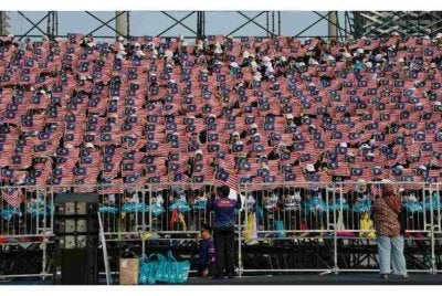 Para pelajar membuat persembahan dalam segmen Human Graphic pada sesi latihan sempena Sambutan Hari Kebangsaan 2026 di Dataran Putrajaya hari ini. - Foto: Bernama