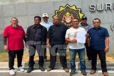 Mohd Syahrizal (dua dari kiri) bersama sekumpulan generasi kedua peneroka Felda Palong 7 hadir ke Ibu Pejabat SPRM bagi menyerahkan maklumat berkaitan tanaman semula sawit di tanah rancangan itu. 
