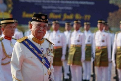 Mohd Ali Rustam memeriksa perbarisan Kawalan Kehormatan Utama pada Istiadat Penganugerahan Darjah, Bintang dan Pingat Kebesaran Negeri Melaka sempena Sambutan Hari Jadi Ke-77 Yang Dipertua Negeri Melaka di Balai Istiadat Seri Negeri dekat Ayer Keroh hari ini. - Bernama