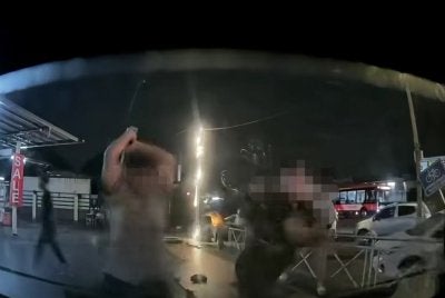 Tangkap layar rakaman kamera papan pemuka yang tular memaparkan insiden rusuhan di sebuah kedai makan di Pandamaran, Klang pada Sabtu lalu.
