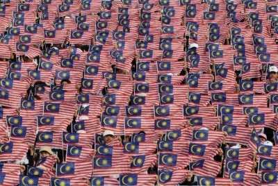PUTRAJAYA - Para pelajar membuat persembahan dalam segmen Human Graphic pada sesi latihan sempena Sambutan Hari Kebangsaan 2026 di Dataran Putrajaya hari ini.
Seramai 1,500 para pelajar terlibat dalam segmen tersebut. - Foto: Bernama