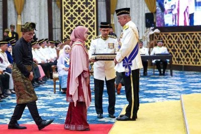 Yang Dipertua Negeri Melaka Tun Mohd Ali Rustam (kanan) mengurniakan Darjah Gemilang Seri Melaka (D.G.S.M) yang membawa gelaran Datuk Seri kepada Menteri Pendidikan Datuk Seri Fadhlina Sidek pada Istiadat Penganugerahan Darjah, Tauliah, Bintang dan Pingat Kebesaran bersempena dengan Hari Jadi ke-77 Yang Dipertua Negeri Melaka di Balai Istiadat Seri Negeri dekat Ayer Keroh hari ini.Foto Bernama