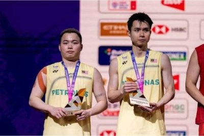 Aaron (kiri) dan Wooi Yik tetap gembira dengan kejayaan sebagai naib juara Kejohanan Dunia.