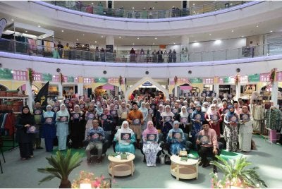 Sebahagian peserta yang menyertai World QuranHour di SACC Mall.