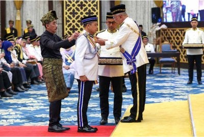 Mohd Ali Rustam (kanan) mengurniakan Darjah Gemilang Seri Melaka (D.G.S.M) yang membawa gelaran Datuk Seri kepada Mohd Khalid pada Istiadat Penganugerahan Darjah, Tauliah, Bintang dan Pingat Kebesaran bersempena dengan Hari Jadi ke-77 Yang Dipertua Negeri Melaka di Balai Istiadat Seri Negeri dekat Ayer Keroh hari ini. - Foto: Bernama