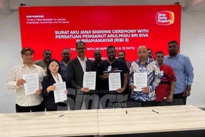 Papparaidu (tiga dari kiri) bersama komuniti kuil yang menandatangani perjanjian berhubung proses pengosongan dan pemindahan struktur ke tapak baharu.