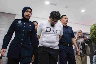 Seorang guru tahfiz mengaku tidak bersalah di Mahkamah Sesyen Ampang hari ini, atas empat pertuduhan melakukan amang seksual fizikal terhadap dua pelajar lelaki di sebuah maahad tahfiz di Taman Keramat, di sini. Foto Bernama.