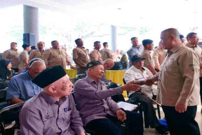Saarani (kanan) sempena Program Mesra Hari Bertemu Pelanggan di Dewan Jubli Perak Kuala Kangsar pada Isnin.