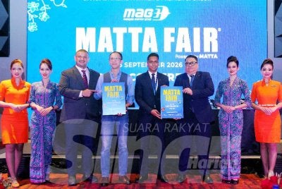 Nigel (empat dari kiri) dan Dersenish (empat dari kanan) pada Majlis Pengumuman Rakan Penerbangan Rasmi dan Penaja Premier MATTA Fair September 2026 di MITEC pada Isnin. FOTO: MOHD HALIM ABDUL WAHID