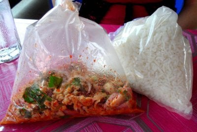 DIBOLEHKAN untuk membungkus makanan di majlis seperti kenduri kahwin jika dibenarkan tuan rumah.