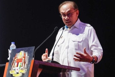 Anwar berucap pada Majlis Perasmian Menara Finas Damansara hari ini. Foto: Bernama
