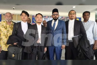 Syed Imran (tiga dari kanan) dan barisan peguamnya hadir ke Mahkamah Sesyen Shah Alam pada Isnin. Foto: NOOR AZLIDA ALIMIN.