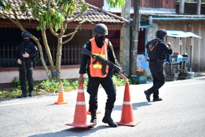 Askar berkawal di sebuah sekatan jalan raya di daerah Cho Airong, Narathiwat susulan insiden khianat di wilayah berkenaan. Foto: AFP