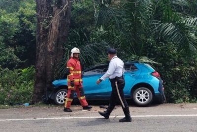 Dua wanita maut manakala seorang lagi cedera selepas kereta Perodua Axia dinaiki mereka dipercayai terbabas sebelum merempuh sebatang pokok di bahu Jalan Pasir Mas-Rantau Panjang (Culvert Lima), Rantau Panjang pada Isnin. Foto: PDRM