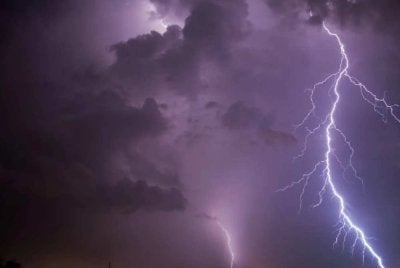 MetMalaysia mengeluarkan amaran ribut petir, hujan lebat dan angin kencang di empat negeri. Gambar hiasan 