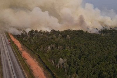 Asap tebal menyelubungi sekitar kawasan Pengerang berikutan ladang di jalan bypass Punggai-Sebana Cove terbakar sejak pagi tadi.