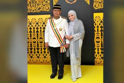Mohd Sumali (kiri) dikurniakan Darjah Cemerlang Seri Melaka yang membawa gelaran Datuk Wira. Foto: FB Mohd Sumali
