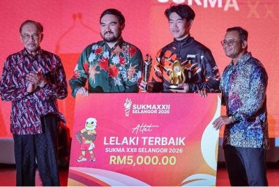 Tengku Amir Shah (dua dari kiri) berkenan menyampaikan anugerah atlet lelaki terbaik SUKMA Selangor 2026 kepada Zen Hong (dua dari kanan) pada majlis penutupan Sukan Malaysia (SUKMA) 2026 di Aneka Walk hari ini. Turut bersama Perdana Menteri, Datuk Seri Anwar Ibrahim dan Menteri Besar Selangor, Datuk Seri Amirudin Shari. Foto: Bernama
