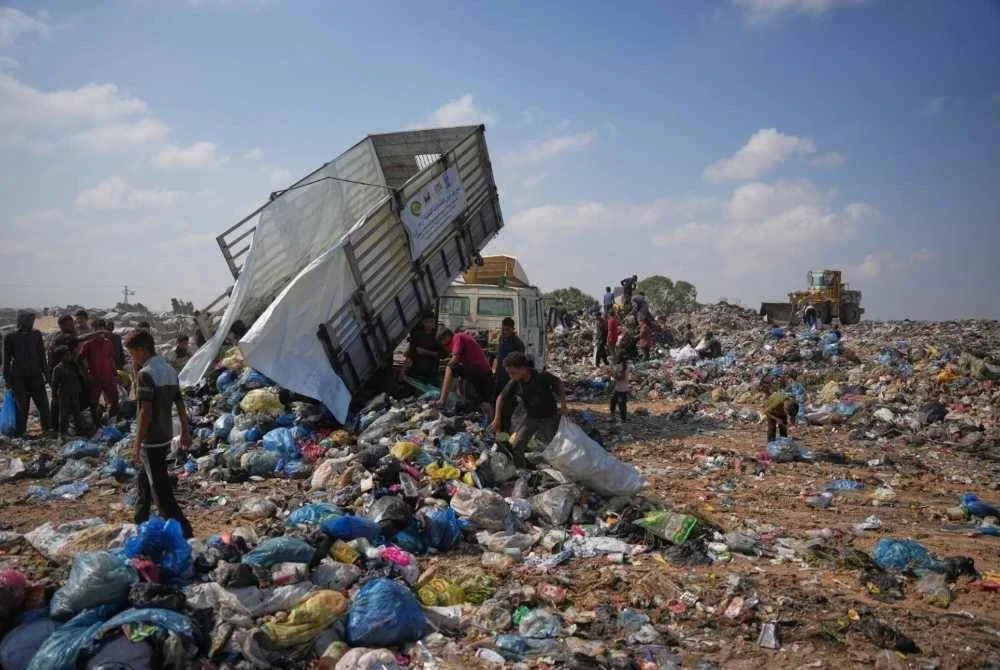 Tapak pelupusan sampah menjadi tempat penduduk mencari bahan bakar untuk memasak.