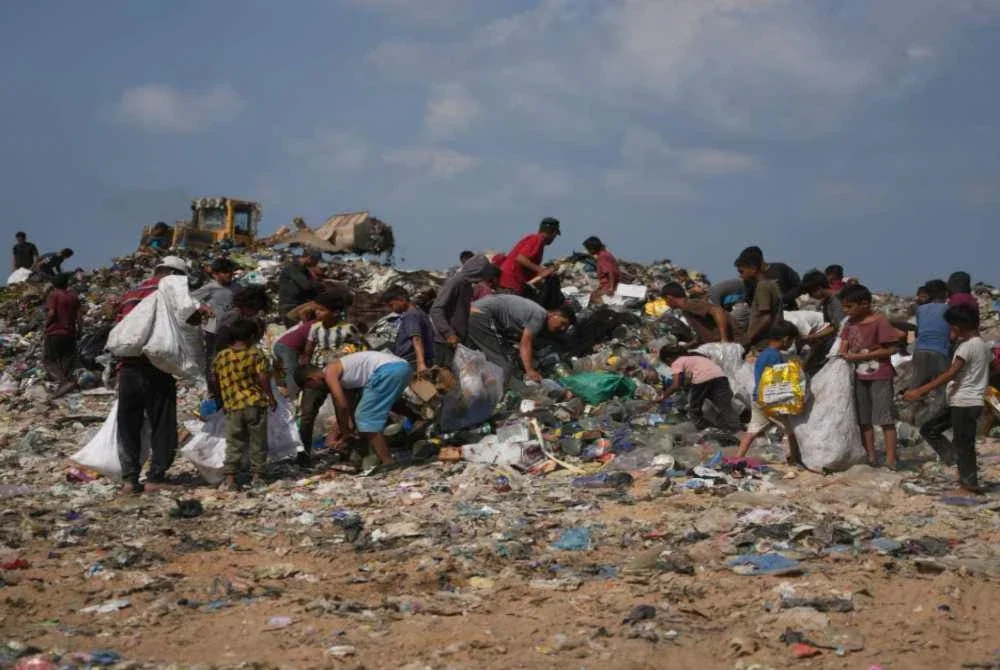 Penduduk mencari sampah untuk dijadikan bahan bakar.