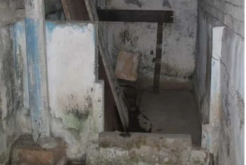 Lokasi mayat mangsa ditemukan membusuk selepas beberapa hari dibunuh dalam kejadian di di Tanah Merah, Jalan Leila, Sandakan.