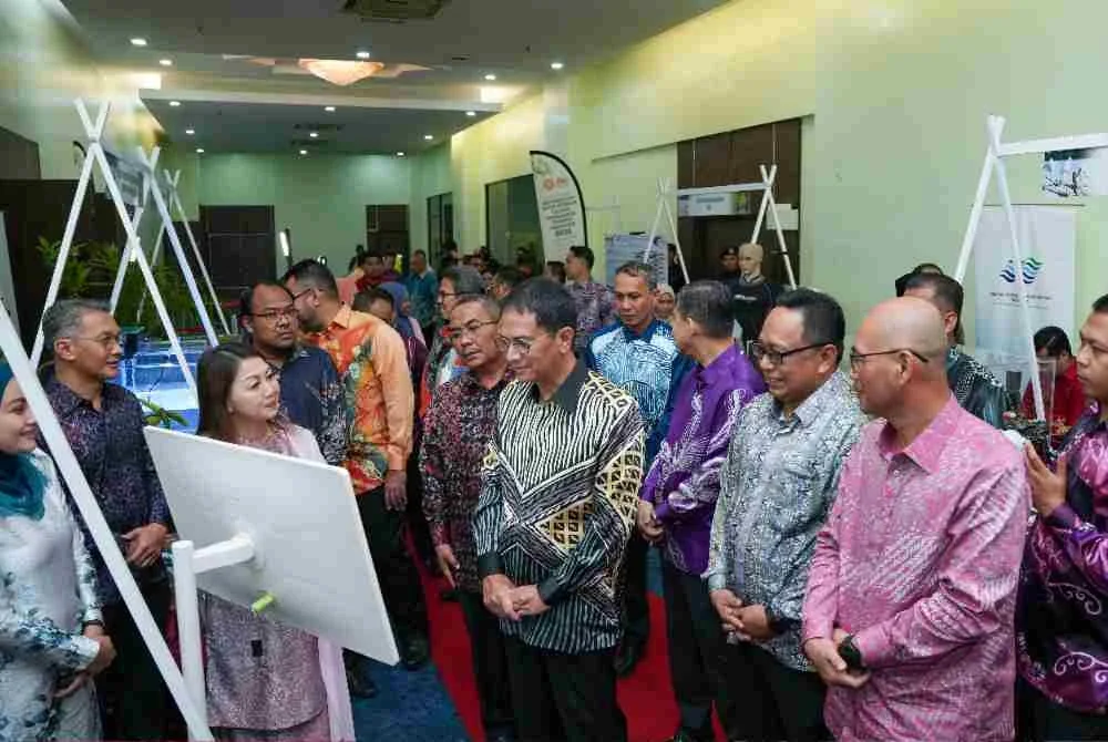 3,965 hektar hutan paya laut dipulihkan, 9.3 juta pokok bakau ditanam 3,965 hektar hutan paya laut dipulihkan, 9.3 juta pokok bakau ditanam