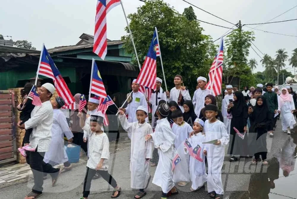 Penduduk yang bersama-sama menyertai selawat pada Selasa. - Foto: SINAR HARIAN /ADILA SHARINNI WAHID