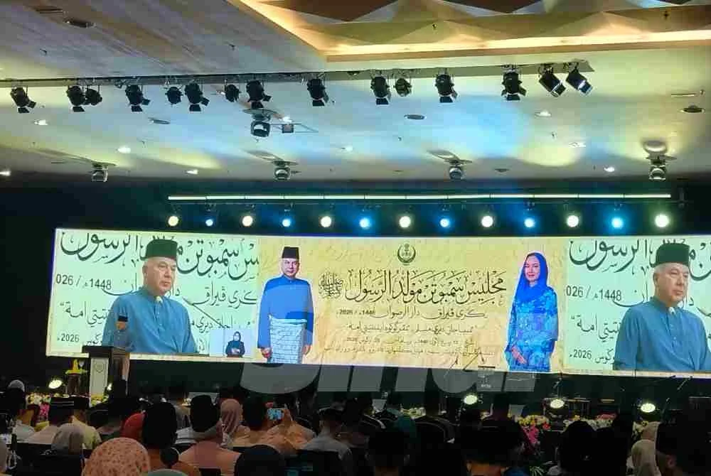 Sultan Nazrin ketika menyampaikan titah sempena Majlis Sambutan Maulidur Rasul 1448H Peringkat Negeri Perak Darul Ridzuan di Pusat Konvensyen Casuarina, pada Selasa.