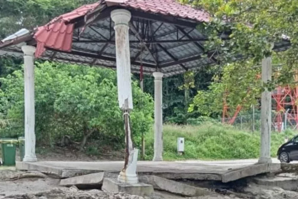 Bangsal tempat pengunjung berteduh rosak teruk dan tiada tindakan diambil setakat ini.
