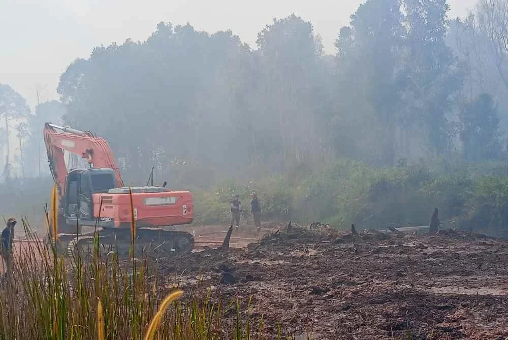 Operasi pemadaman di kawasan paya bakau di Punggai, Pengerang.