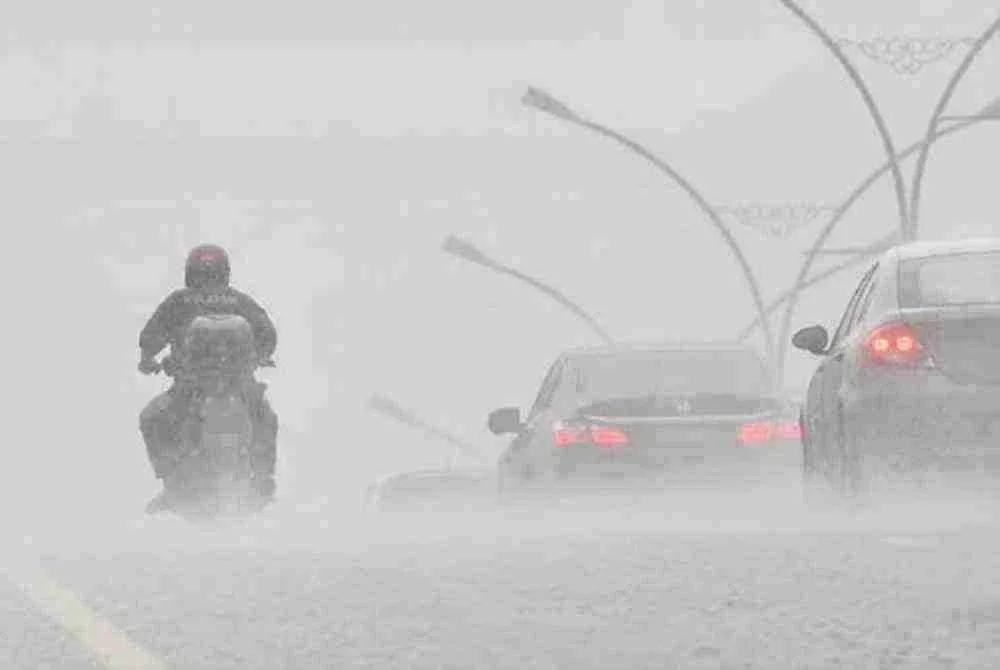 MetMalaysia mengeluarkan amaran ribut petir, hujan lebat dan angin kencang di 10 negeri serta Wilayah Persekutuan Kuala Lumpur, Putrajaya dan Labuan hingga jam 5 petang ini.