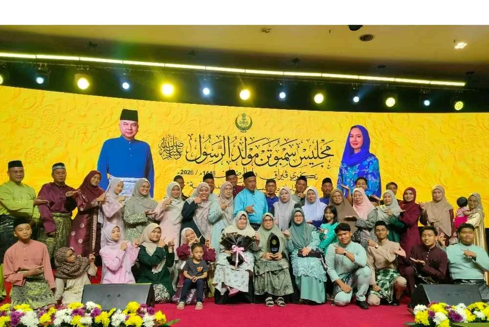 Yang (duduk, tengah) bersama sebahagian ahli keluarga yang hadir bagi meraikan kejayaan menerima Anugerah Keluarga Ammar bin Yasir (Tokoh Keluarga Mithali) sempena Sambutan Maulidur Rasul Peringkat Negeri Perak Tahun 1448H/2026M di Pusat Konvensyen Casuarina di sini pada Selasa.