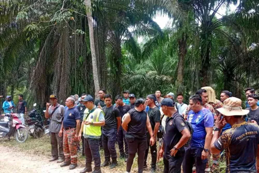Operasi SAR awal digerakkan melibatkan anggota bomba, polis, APM dan penduduk kampung. Foto JBPM Pahang