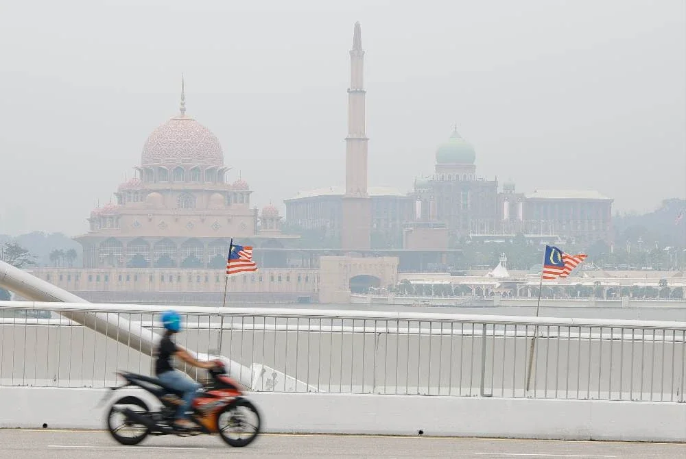 Pemandangan di sekitar Putrajaya kabur berikutan jarak penglihatan terjejas akibat jerebu yang melanda pada Selasa. Foto: Bernama
